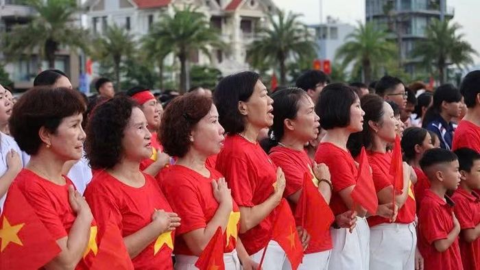 Đông đảo nhân dân trên địa bàn thành phố tham gia Chương trình “Cùng Việt Nam tiến bước”. (Ảnh: Quang Thọ)