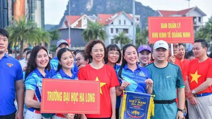 Các đại biểu trước giờ xuất phát. (Ảnh: Quang Thọ)