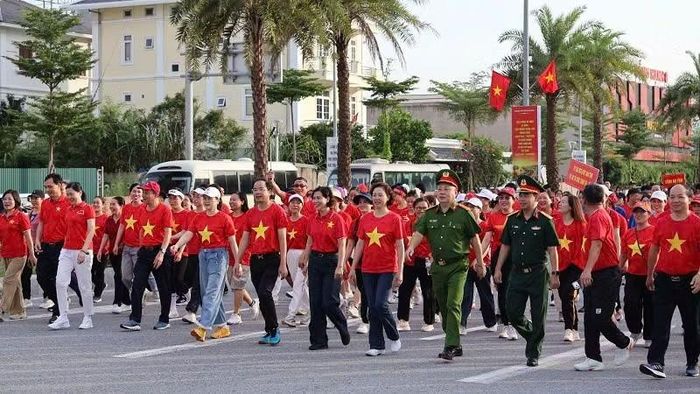 Hơn 31.000 người tham gia Chương trình “Cùng Việt Nam tiến bước” tại điểm cầu chính ở thành phố Quảng Ninh. (Ảnh: Quang Thọ)