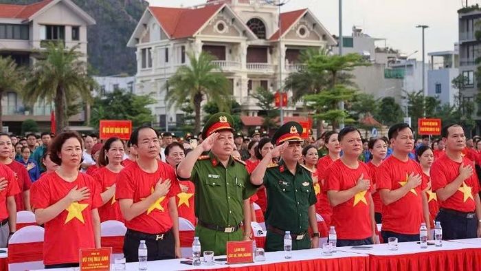 Các đại biểu thực hiện nghi thức chào cờ. (Ảnh: Quang Thọ)