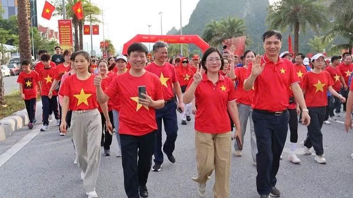 Các đại biểu và nhân dân tham gia Chương trình “Cùng Việt Nam tiến bước” tại điểm cầu chính ở thành phố Quảng Ninh. (Ảnh: Quang Thọ)
