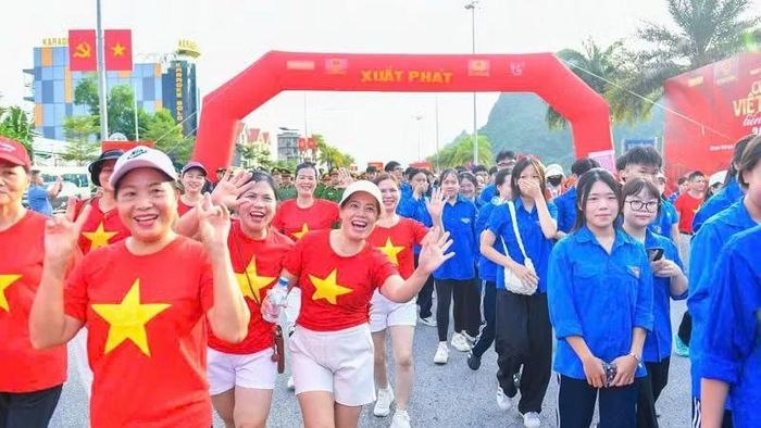 Đông đảo người dân và các bạn trẻ tham gia Chương trình “Cùng Việt Nam tiến bước” tại điểm cầu chính ở thành phố Quảng Ninh. (Ảnh: Quang Thọ)