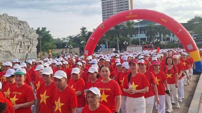 Hàng nghìn người dân nô nức tham dự chương trình ý nghĩa. (Ảnh: TUẤN SƠN)