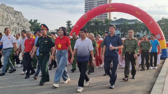 Khối lãnh đạo, đại biểu xuất phát hành trình đi bộ quanh Quảng trường Võ Nguyên Giáp. (Ảnh: TUẤN SƠN)
