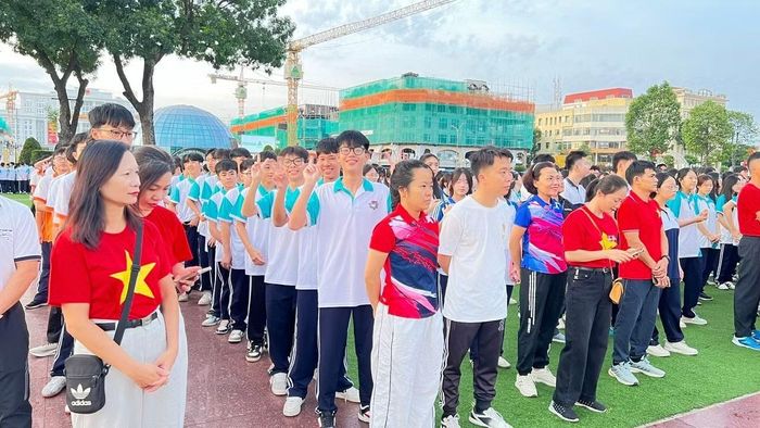 Giây phút hào hứng của các em học sinh. (Ảnh: TUẤN SƠN)