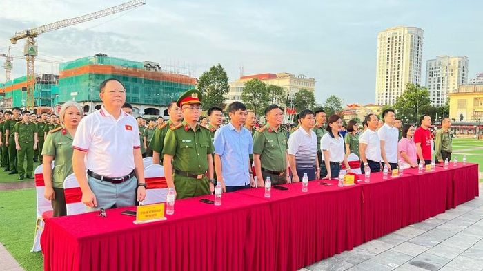 Đại biểu chứng kiến Lễ Thượng cờ tại Quảng trường Ba Đình (Hà Nội) được truyền hình trực tiếp. (Ảnh: TUẤN SƠN)