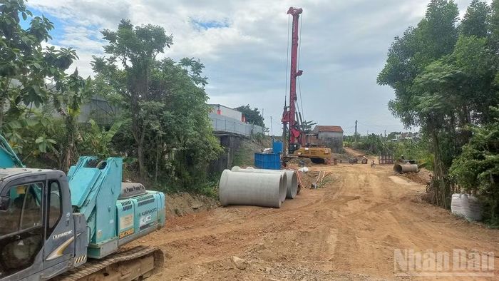 Nhà thầu tập trung thi công cầu bảo đảm điểm dừng kỹ thuật trước mùa mưa lũ sắp tới. (Ảnh: HIỂN CỪ)