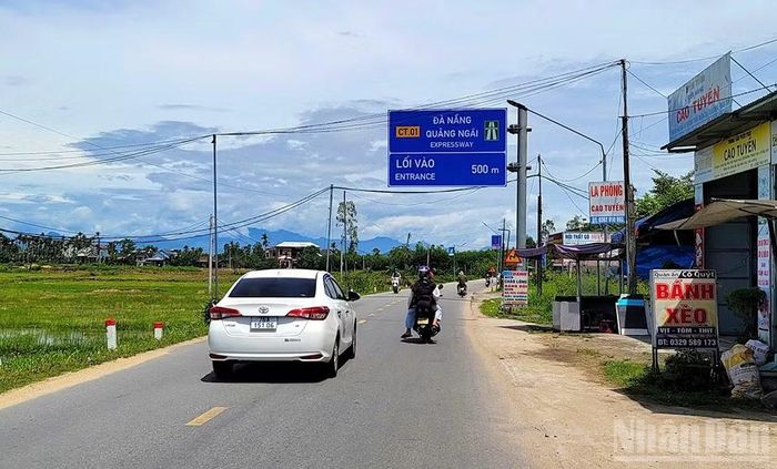 Mặt đường hiện hữu Quốc lộ 24B khá hẹp và kết nối trực tiếp vào cao tốc Đà Nẵng-Quảng Ngãi với lượng phương tiện lưu thông tăng cao vào giờ cao điểm, tiềm ẩn nguy cơ mất an toàn giao thông. (Ảnh: HIỂN CỪ)