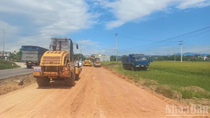 Sau 2 tháng khởi công, đến nay, khối lượng thực hiện dự án nâng cấp, cải tạo Quốc lộ 24B đạt khoảng 10% giá trị hợp đồng. (Ảnh: HIỂN CỪ)