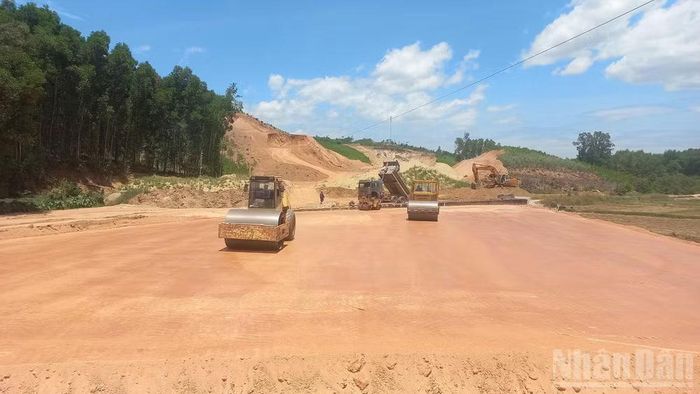 Phương tiện, thiết bị thi công dự án đường Hoàng Sa-Dốc Sỏi xuyên dịp lễ 2/9. (Ảnh: HIỂN CỪ)