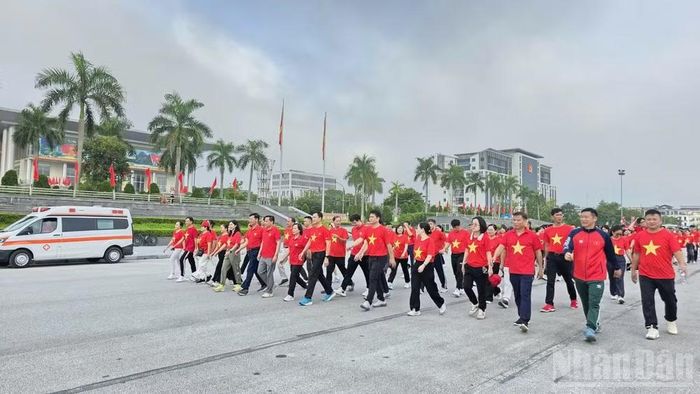 Chương trình đi bộ “Cùng Việt Nam tiến bước” diễn ra tại Quảng trường Pác Bó, phường Thục Phán, tỉnh Cao Bằng. (Ảnh: MINH TUẤN)