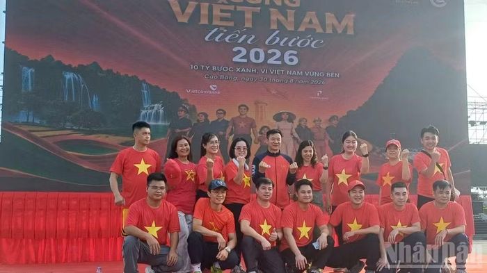 Cán bộ, công chức phường Nùng Trí Cao, tỉnh Cao Bằng hào hứng tham gia chương trình "Cùng Việt Nam tiến bước" . (Ảnh: MINH TUẤN)