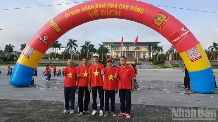 Người dân thuộc nhiều lứa tuổi đã tham gia chương trình. (Ảnh: MINH TUẤN)