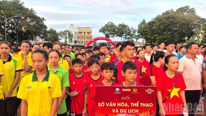 Khối Sở Văn hóa, Thể thao và Du lịch tham gia chương trình “Cùng Việt Nam tiến bước”.