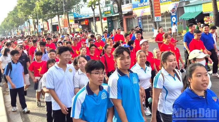 Lãnh đạo tỉnh, các sở, ngành, đoàn viên, thanh niên, cựu chiến binh, công nhân, viên chức, người lao động và nhân dân cùng nhau đi bộ.