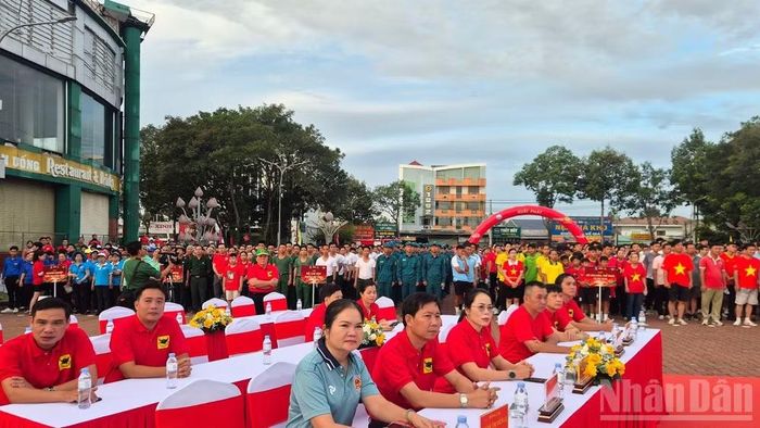 Lãnh đạo tỉnh, các sở, ngành và phường Long An cùng cán bộ, đoàn viên, thanh niên, cựu chiến binh, công nhân, viên chức, người lao động và nhân dân dự lễ khai mạc.
