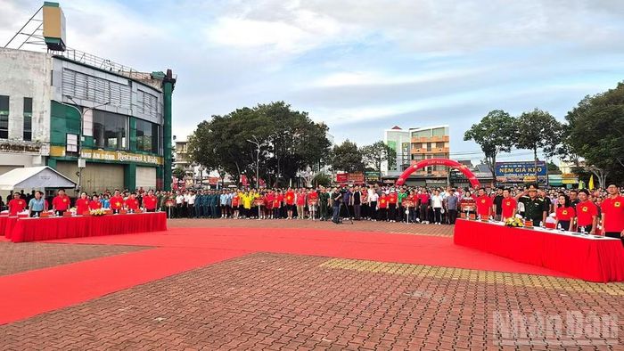 Lãnh đạo tỉnh, các sở, ngành và phường Long An cùng cán bộ, đoàn viên, thanh niên, cựu chiến binh, công nhân, viên chức, người lao động và nhân dân thực hiện nghi thức chào cờ.
