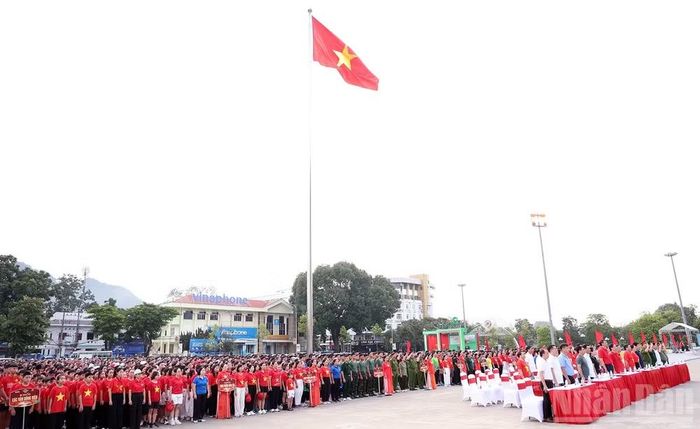 Khoảng 4.500 cán bộ, chiến sĩ, học sinh, sinh viên và người dân tại Tuyên Quang hưởng ứng chương trình đi bộ "Cùng Việt Nam tiến bước" năm 2026. (Ảnh: Đức Thắng)