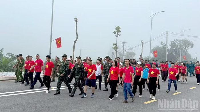  Những bước chân nối dài tại Khu di tích quốc gia đặc biệt Tân Trào thể hiện tinh thần đoàn kết, sức trẻ và ý thức rèn luyện sức khỏe của cán bộ, nhân dân. (Ảnh: Hoàng Văn Cảnh)﻿ 