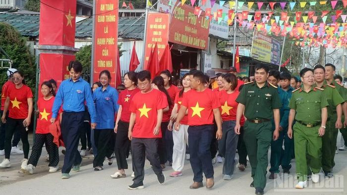 Hoạt động được đông đảo cán bộ, chiến sĩ và người dân xã Lũng Cú nhiệt tình hưởng ứng. (Ảnh: Khánh Toàn)