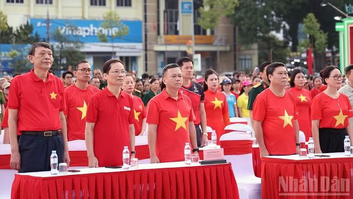 Đại biểu thực hiện nghi thức Chào cờ. (Ảnh: Đức Thắng)