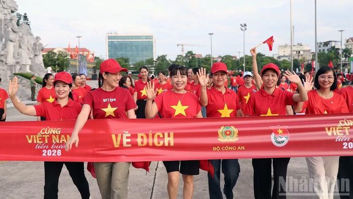 Hình ảnh vui vẻ, đoàn kết khi người dân về đích kết thúc cự ly đi bộ. (Ảnh: Đức Thắng)