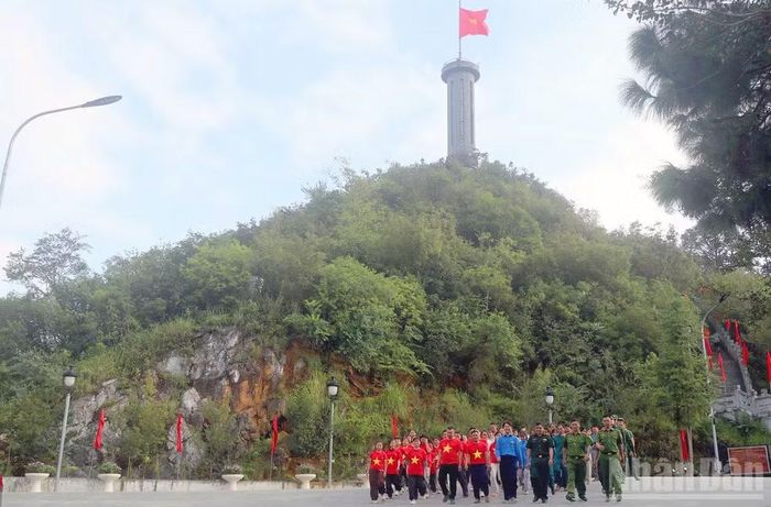 Hoạt động đi bộ hưởng ứng chương trình tại Cột cờ quốc gia Lũng Cú, xã Lũng Cú. (Ảnh: Khánh Toàn)