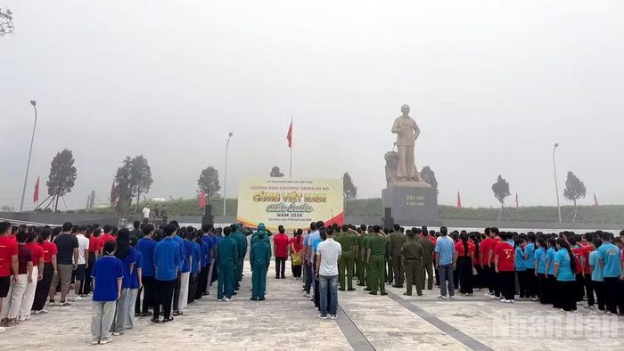 Từ sáng sớm, hơn 200 cán bộ, chiến sĩ, học sinh và người dân trên địa bàn xã Tân Trào đã có mặt tại Quảng trường Tân Trào để tham gia chương trình. (Ảnh: Hoàng Văn Cảnh)