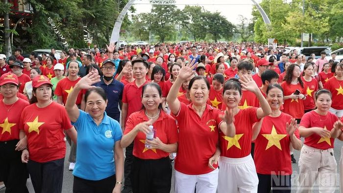 Không khí hân hoan, phấn khởi, tạo nên hình ảnh đẹp về tinh thần đoàn kết khi người dân tham gia chương trình.