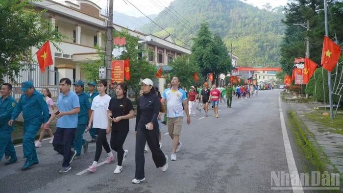 Cán bộ, chiến sĩ và người dân xã Mèo Vạc hưởng ứng chương trình. (Ảnh: Khánh Toàn)