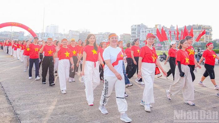 Các tầng lớp nhân dân hào hứng tham dự.