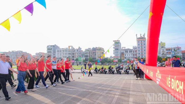Các đại biểu về đích.