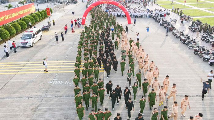 Lực lượng vũ trang tham gia.