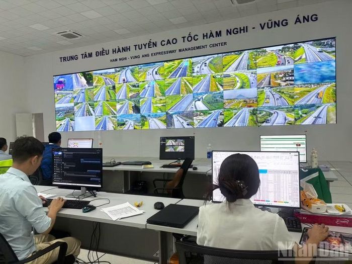 Nhân viên thay ca túc trực giám sát giao thông trên cao tốc bắc-nam liên tục 24/7 trong kỳ nghỉ lễ Quốc khánh 2/9/2026. (Ảnh: Cục Đường bộ Việt Nam)