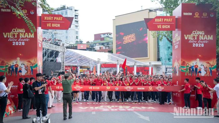 Khoảnh khắc cán đích của các đại biểu tham dự. (Ảnh: MINH DUY)