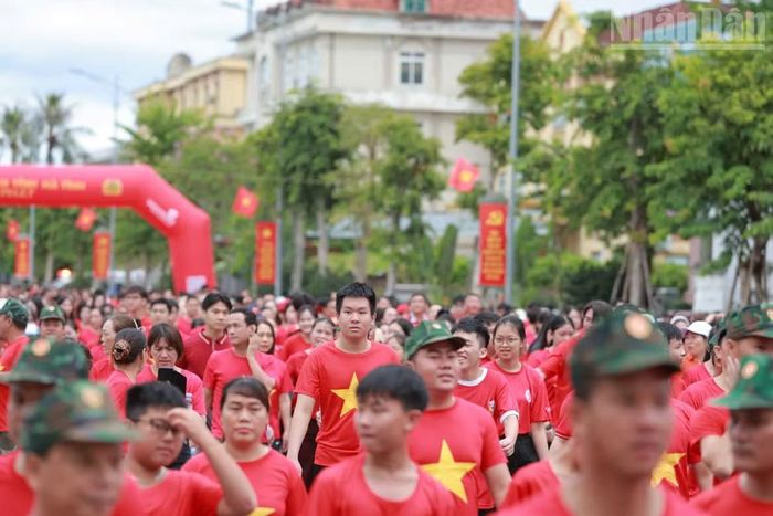 Người dân Hà Tĩnh hưởng ứng hoạt động đi bộ trên tuyến phố đẹp nhất Hà Tĩnh - đường Phan Đình Phùng.
