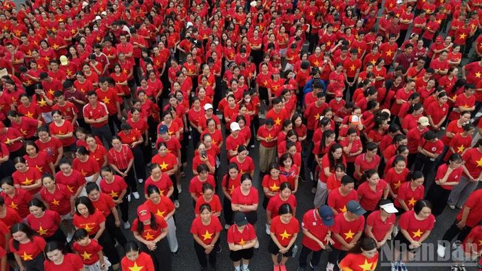  Bài hát Tiến quân ca được vang lên trong cùng một nhịp đập, một khoảnh khắc đầy tự hào. (Ảnh: NT) 