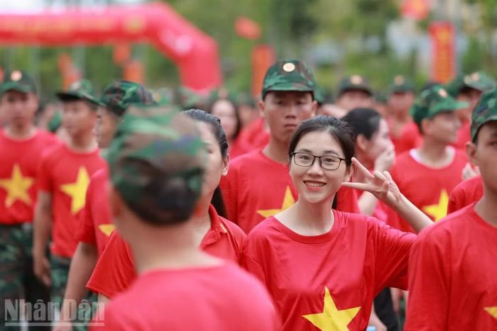 Người dân Hà Tĩnh hào hứng tham gia chương trình "Cùng Việt Nam tiến bước". (Ảnh: NT)