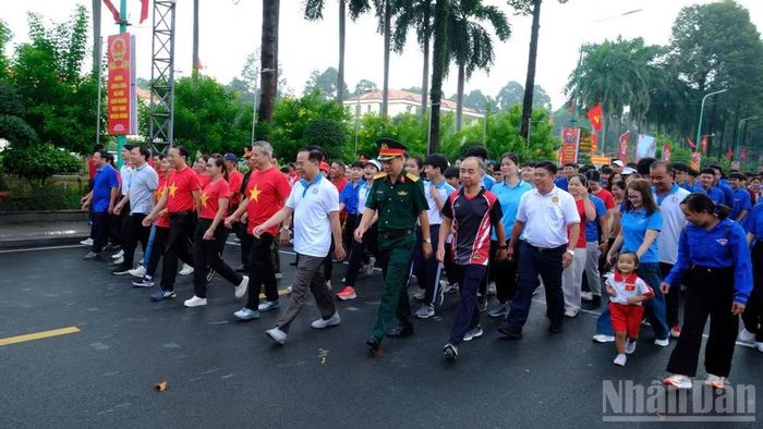 Cán bộ và nhân dân phường Bình Phước hưởng ứng tham gia chương trình.