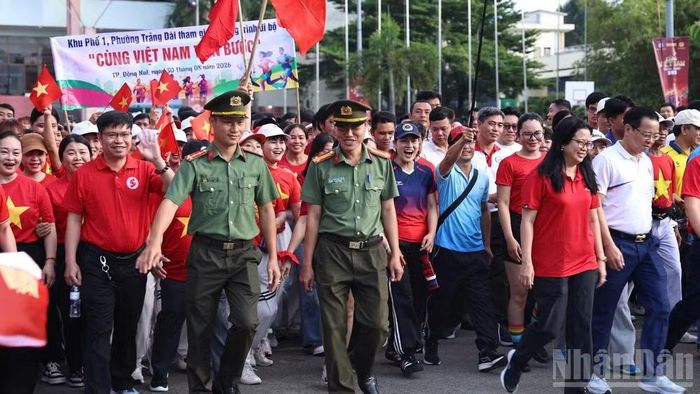 Lãnh đạo các sở, ngành và người dân thành phố Đồng Nai tham gia chương trình đi bộ "Cùng Việt Nam tiến bước".