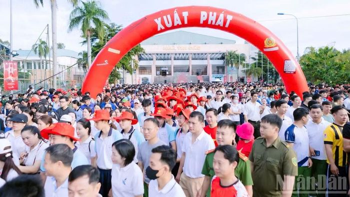 Người dân Đồng Nai hưởng ứng tham gia chương trình đi bộ "Cùng Việt Nam tiến bước".