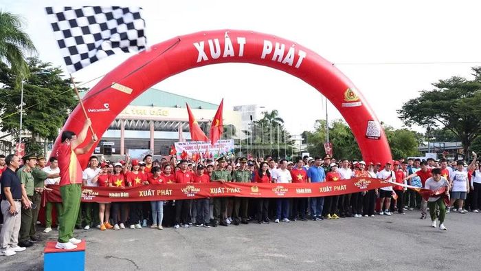 Đại tá Trần Anh Sơn, Phó Giám đốc Công an thành phố Đồng Nai phát lệnh xuất phát.