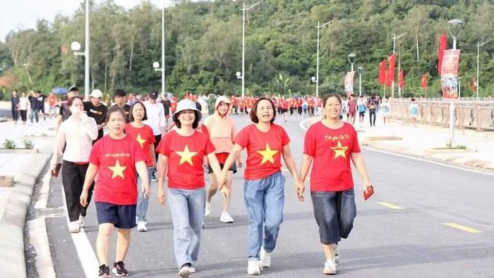 Đông đảo cán bộ, chiến sĩ và nhân dân đặc khu Cô Tô đồng loạt hưởng ứng Chương trình đi bộ “Cùng Việt Nam tiến bước” năm 2026. (Ảnh: Quang Thọ)