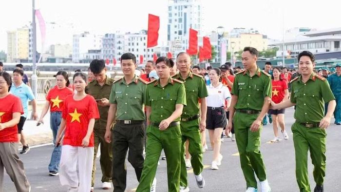 Đông đảo cán bộ, chiến sĩ và nhân dân đặc khu Cô Tô đồng loạt hưởng ứng Chương trình đi bộ “Cùng Việt Nam tiến bước” năm 2026. (Ảnh: Quang Thọ)