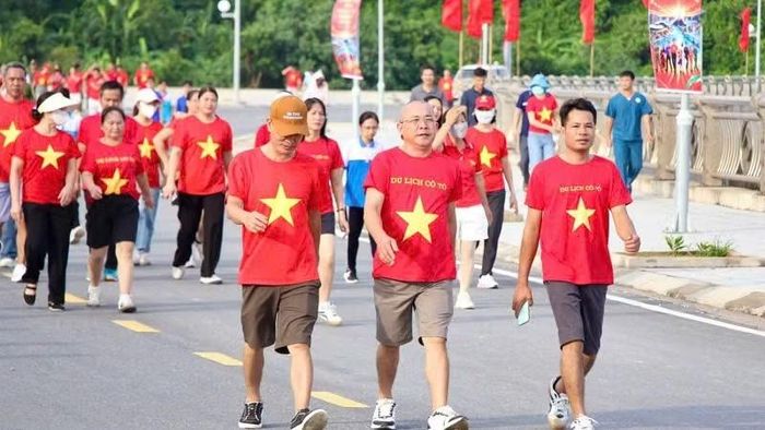 Đông đảo cán bộ, chiến sĩ và nhân dân đặc khu Cô Tô đồng loạt hưởng ứng Chương trình đi bộ “Cùng Việt Nam tiến bước” năm 2026. (Ảnh: Quang Thọ)