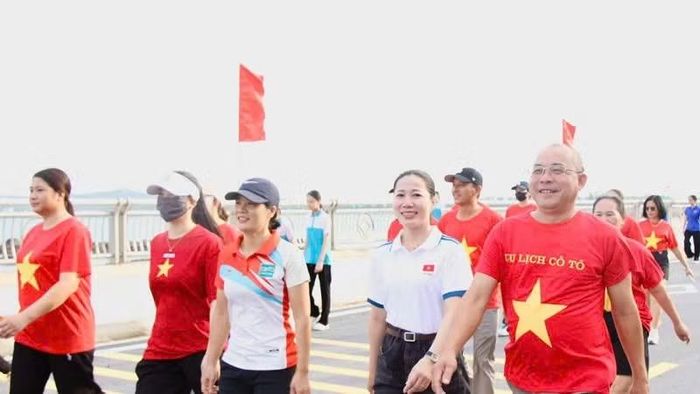 Đông đảo cán bộ, chiến sĩ và nhân dân đặc khu Cô Tô đồng loạt hưởng ứng Chương trình đi bộ “Cùng Việt Nam tiến bước” năm 2026. (Ảnh: Quang Thọ)