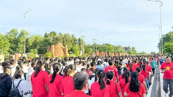 Sôi nổi Chương trình “Cùng Việt Nam tiến bước” tại Vĩnh Long. (Ảnh: BÁ DŨNG)