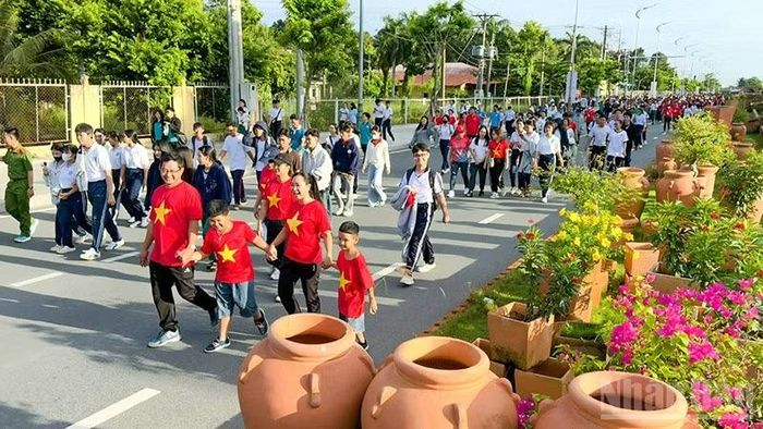 Sôi nổi Chương trình “Cùng Việt Nam tiến bước” tại Vĩnh Long. (Ảnh: BÁ DŨNG)