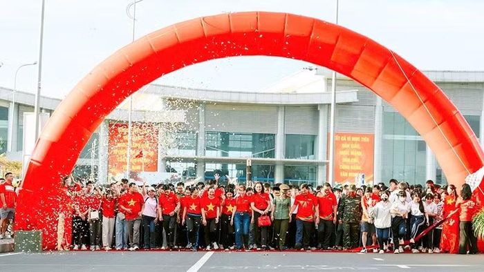 Xuất phát Chương trình “Cùng Việt Nam tiến bước” tại Vĩnh Long. (Ảnh: BÁ DŨNG)