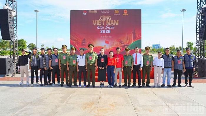 Các lực lượng góp phần vào thành công của Chương trình đi bộ "Cùng Việt Nam tiến bước" tại tỉnh Đồng Tháp.